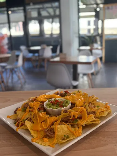 nachos con queso y guacamole